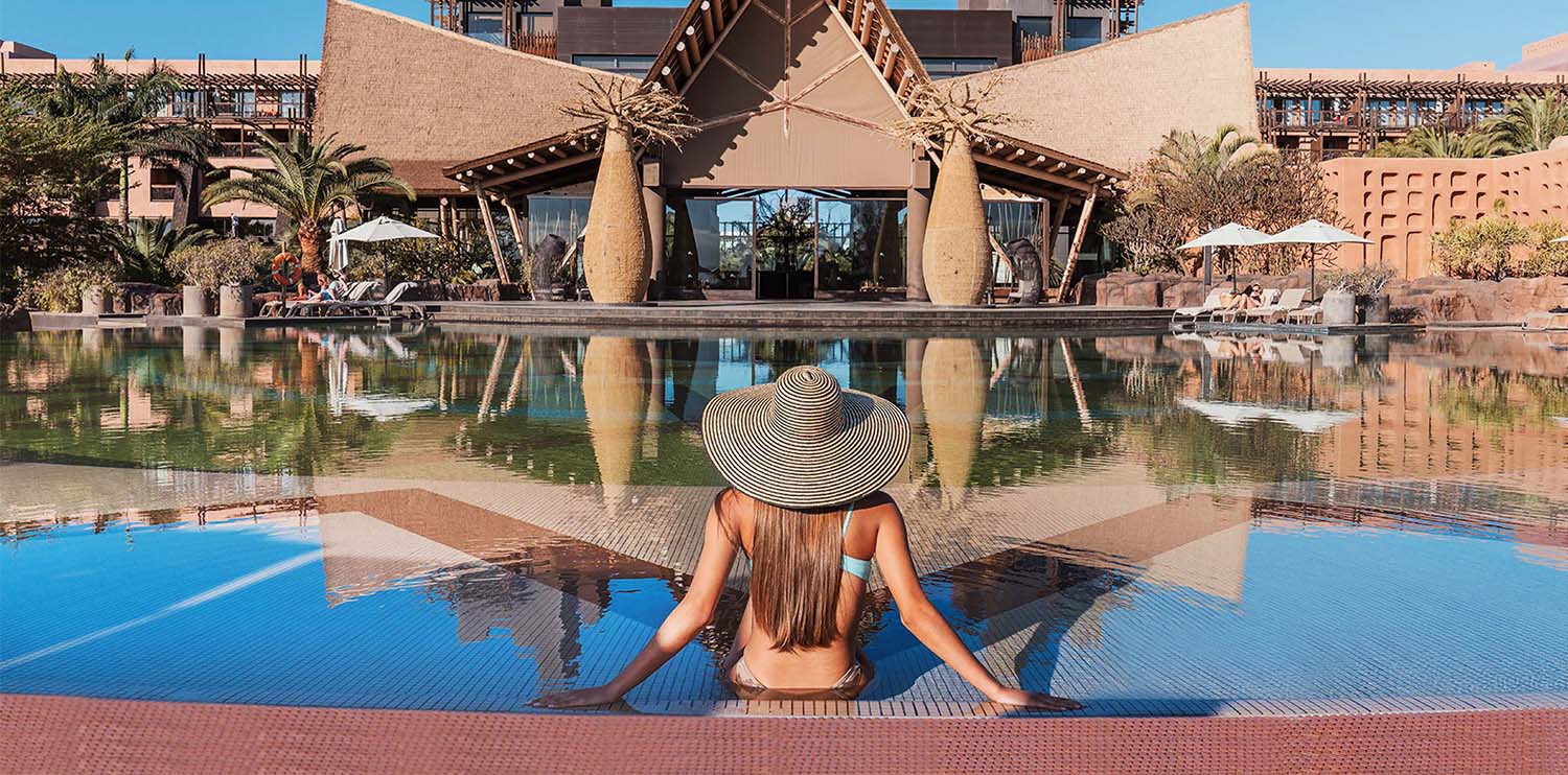  Chica en la piscina frente al lodge del Hotel Lopesan Baobab Resort en Meloneras, Gran Canaria 